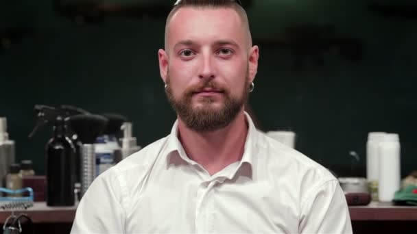 Client satisfait après un bon rasage et une bonne coupe de cheveux 