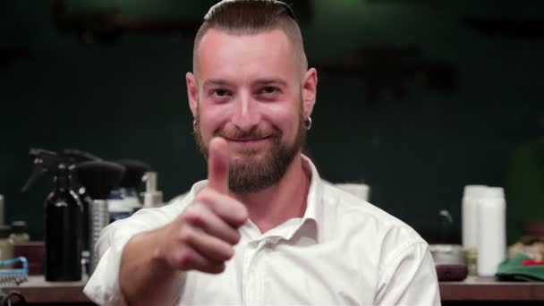 Client satisfait après un bon rasage et une bonne coupe de cheveux 