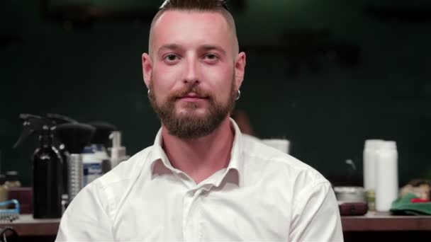 Client satisfait après un bon rasage et une bonne coupe de cheveux 