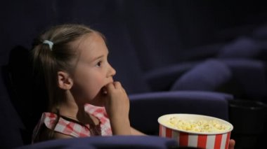 Güzel küçük kız waching film sinema