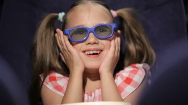 Güzel küçük kız waching film sinema