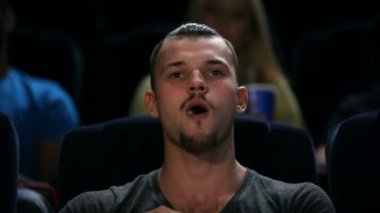 Sinema film izlerken Yuong adam