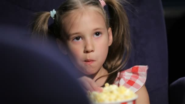 Hermosa niña waching película en el cine — Vídeos de Stock