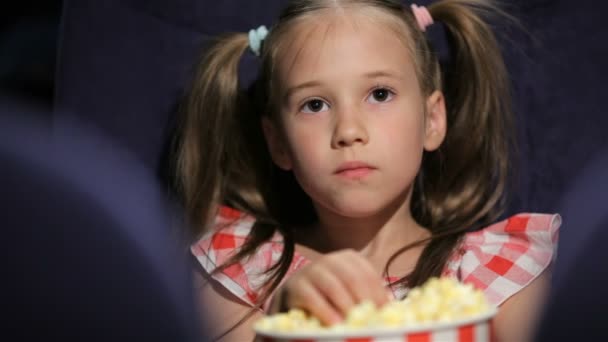 Prachtige kleine meisje waching film in de bioscoop — Stockvideo