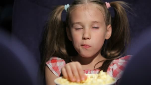 Prachtige kleine meisje waching film in de bioscoop — Stockvideo