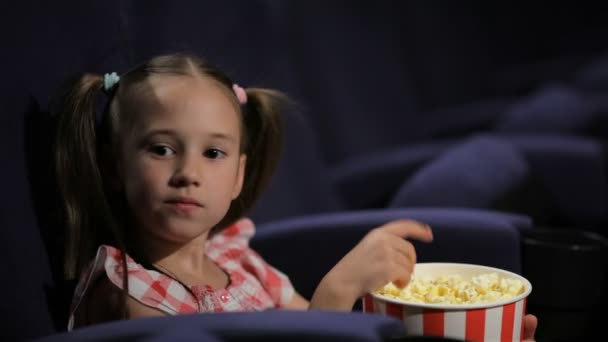 Hermosa niña waching película en el cine — Vídeos de Stock