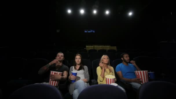 Grupo de amigos wathing filme no cinema — Vídeo de Stock