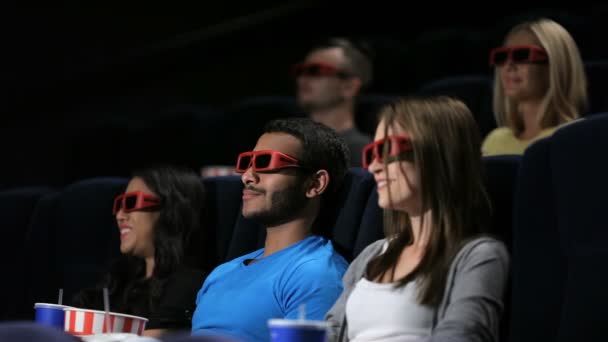 Grupo de amigos assistindo filme no cinema — Vídeo de Stock