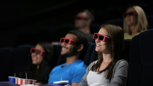 Grupo de amigos assistindo filme no cinema — Vídeo de Stock