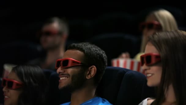 Grupo de amigos assistindo filme no cinema — Vídeo de Stock