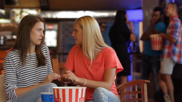 Dos chicas compartiendo impresiones sobre la película — Vídeo de stock