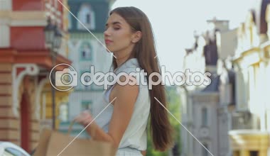 Güzel kızlar sokakta yürürken