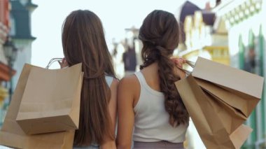 Shoppin ile poz genç neşeli kız Alışverişkoliğin