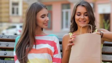 Shoppin ile poz genç neşeli kız Alışverişkoliğin