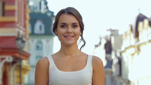 Meninas bonitas descem a rua — Vídeo de Stock