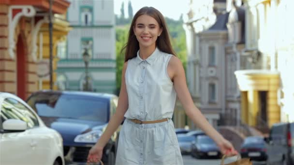 Vackra flickor går ner på gatan — Stockvideo