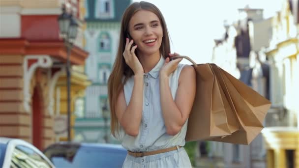 Beautiful girls walk down the street — Stock Video