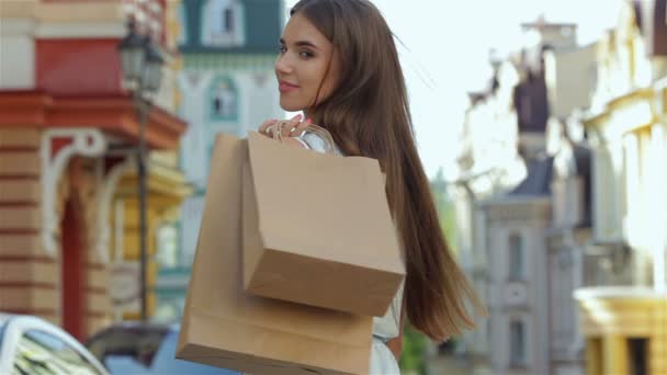 Meninas bonitas descem a rua — Vídeo de Stock