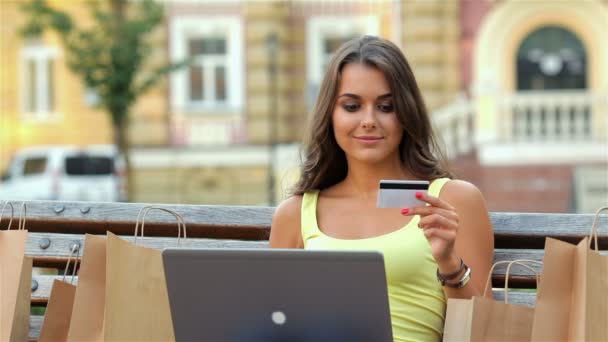 A menina faz uma compra através da Internet — Vídeo de Stock