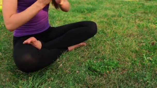 Mladá dívka dělá jógu v parku — Stock video