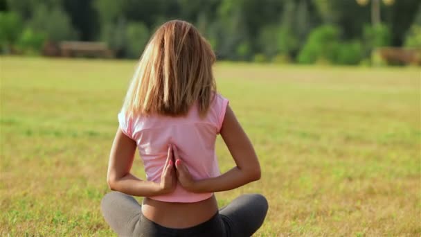 Hermosa joven haciendo ejercicio de yoga — Vídeos de Stock