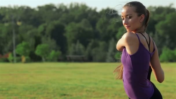 Jovem mulher na pose de ioga de pombo — Vídeo de Stock