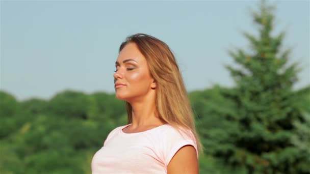 Hermosa joven haciendo ejercicio de yoga — Vídeos de Stock