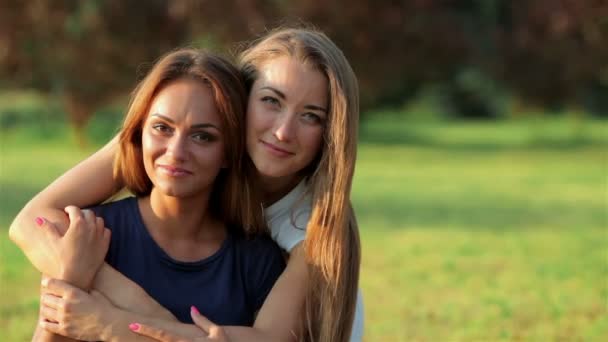 Due amiche che si abbracciano molto — Video Stock