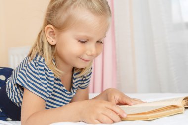 Kitaplı küçük kız.