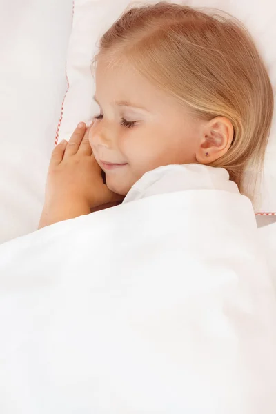 yatakta uyuyan sevimli küçük kız