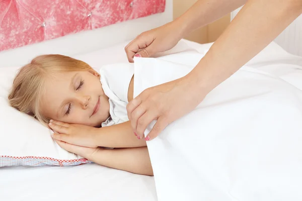 yatakta uyuyan sevimli küçük kız