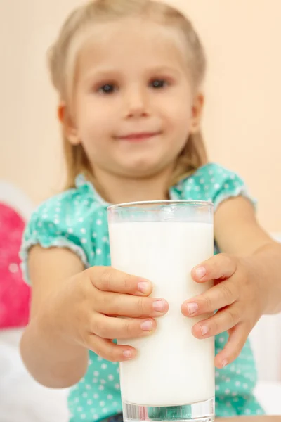 Bir bardak süt ile neşeli küçük kız — Stok fotoğraf