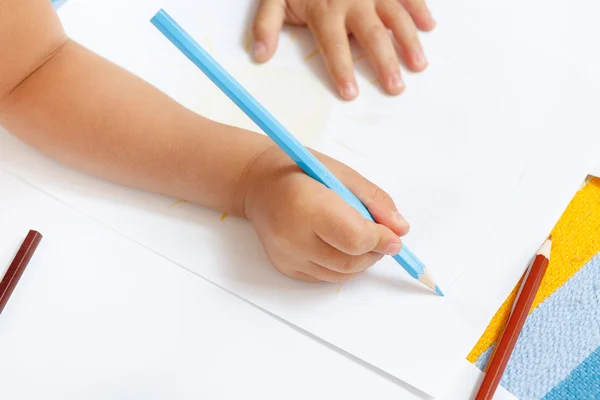 Sevimli küçük kız ile kalemler çizim