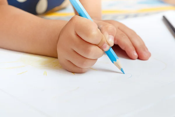 Adorável menina desenho com lápis — Fotografia de Stock