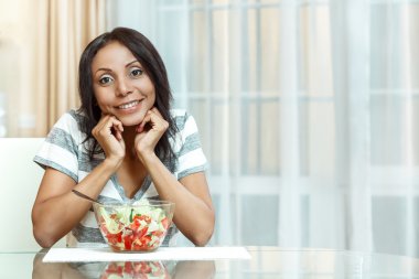 Mutfakta gülümseyen güzel kadın