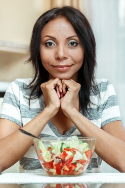 Mutfakta gülümseyen güzel kadın