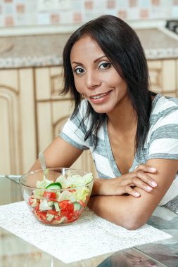 Taze salata modern mutfakta yemek güzel kadın