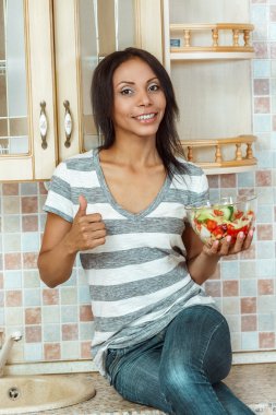 Taze salata modern mutfakta yemek güzel kadın