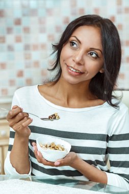 Gülümseyen çekici kadın mutfakta Kahvaltı