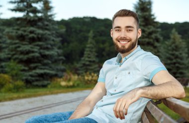 Genç adam bankta rahatlatıcı 