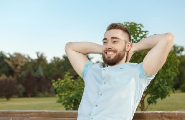 Genç adam bankta rahatlatıcı 