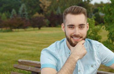 Bankta poz genç adam 