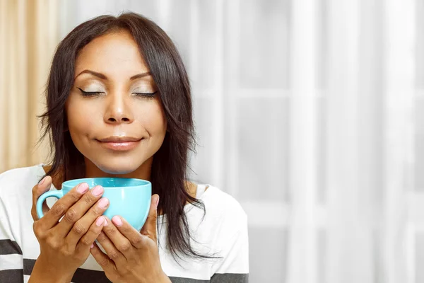 Trevlig dam njuter av kaffe på morgonen — Stockfoto