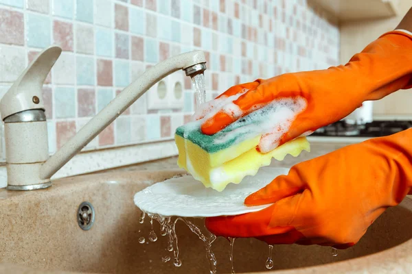 Zblízka ruce ženy mytí nádobí v kuchyni — Stock fotografie