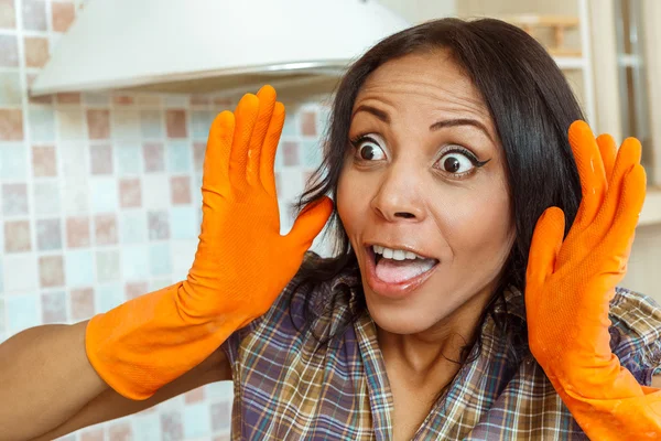 Emoties van mooie vrouw schoonmaken van de keuken . — Stockfoto