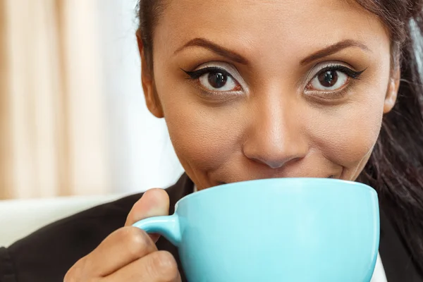 Affärskvinna kaffe kopp håll. — Stockfoto