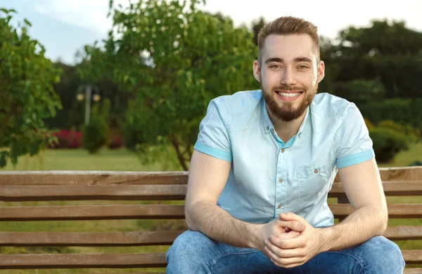 Genç adam bankta rahatlatıcı 