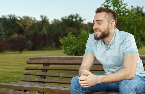 若い男が公園のベンチでリラックス — ストック写真