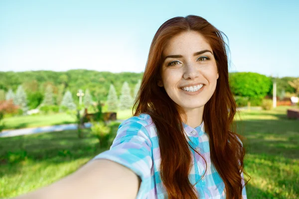 Vakker jente som tar selfie i parken – stockfoto