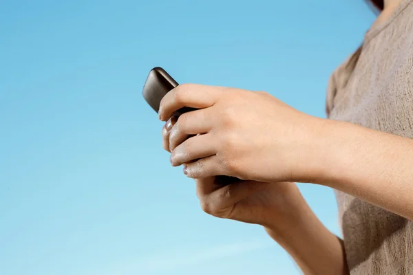 Adolescente con teléfono móvil — Foto de Stock